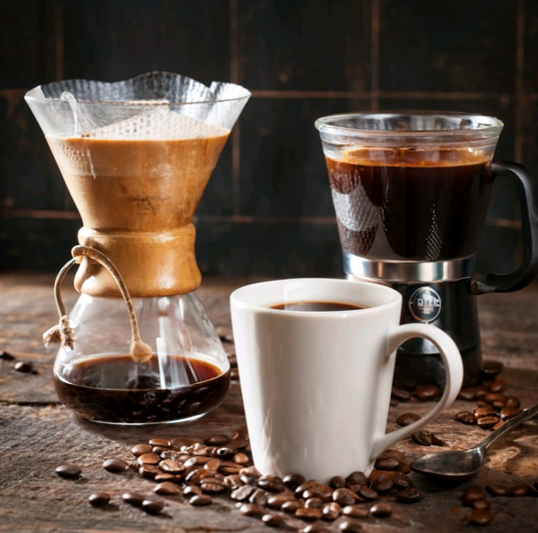 Filterkaffee und Instantkaffee auf einem Tisch